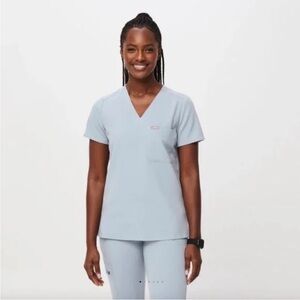 FIGS CATARINA ONE POCKET SCRUB TOP